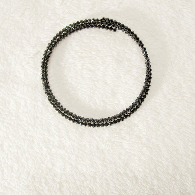 ブラックスピネルの3連ブレスレット（内周16cm、形状記憶ワイヤー