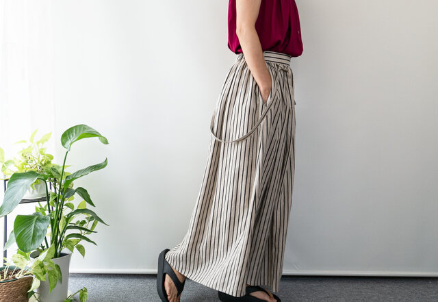 ストライプリネンのクールなマキシスカート【生成り✕黒・くるぶし丈