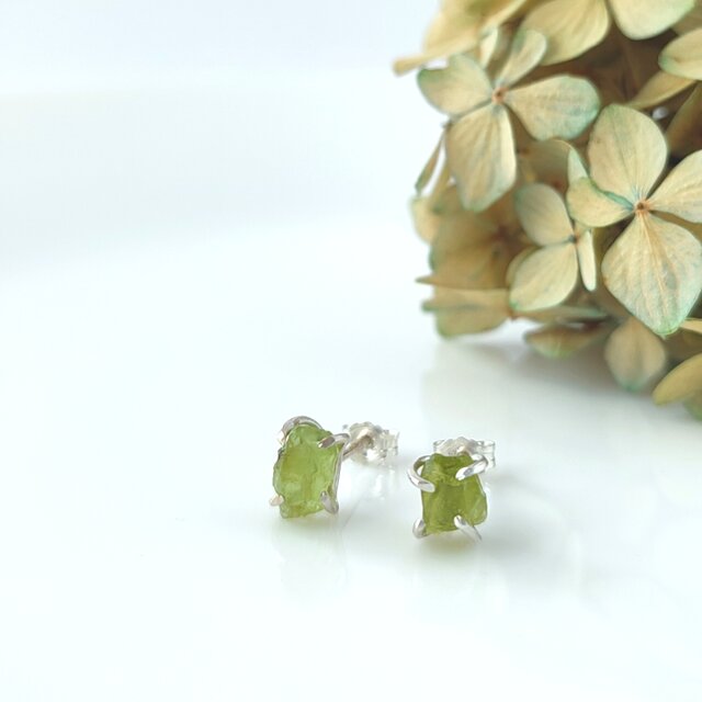 8月誕生石 ペリドットの原石　スタッドピアス（ペア）【受注制作】