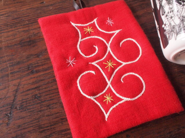 アイヌ刺繍の鍋つかみ 鮮やかレッドのリネンに生成糸 | iichi 日々の