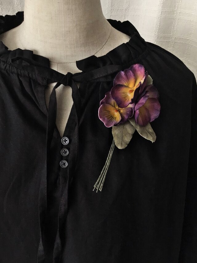 〈染め花〉パンジーの3輪コサージュ(ムラサキ)