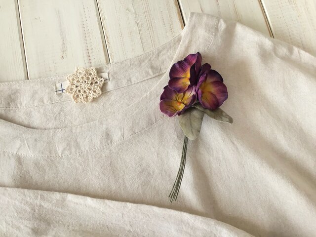 染め花〉パンジーの3輪コサージュ(ムラサキ) | iichi 日々の暮らしを