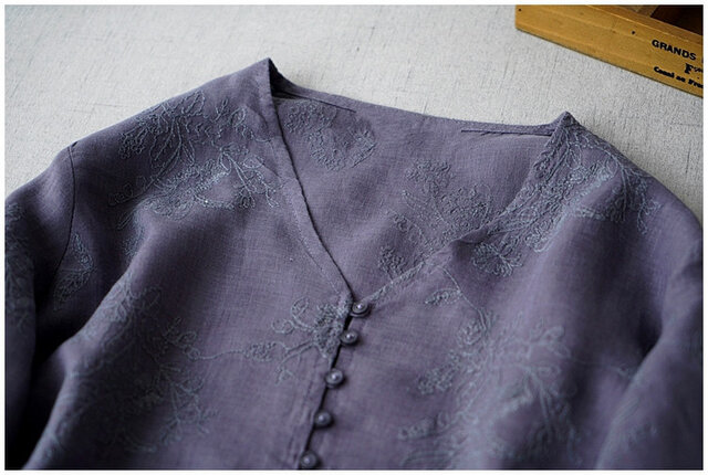 初秋に最適 リネン100%総刺繍Vネック大人可愛い長袖ワンピース♪の画像1枚目