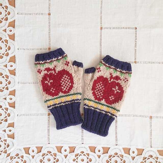 レトロな赤いリンゴの指無しミトン