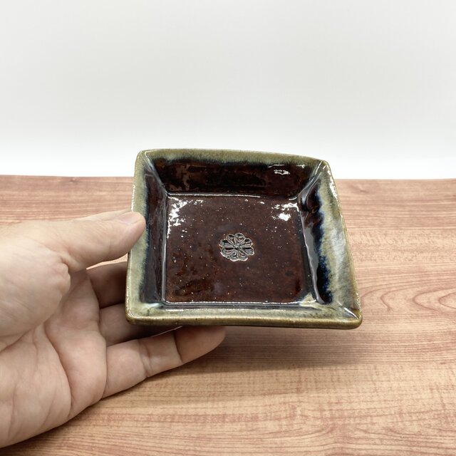 栗色 黒飴釉角皿 銘々皿 手仕事 民藝 窯元【和陶器 茶色】 | iichi 