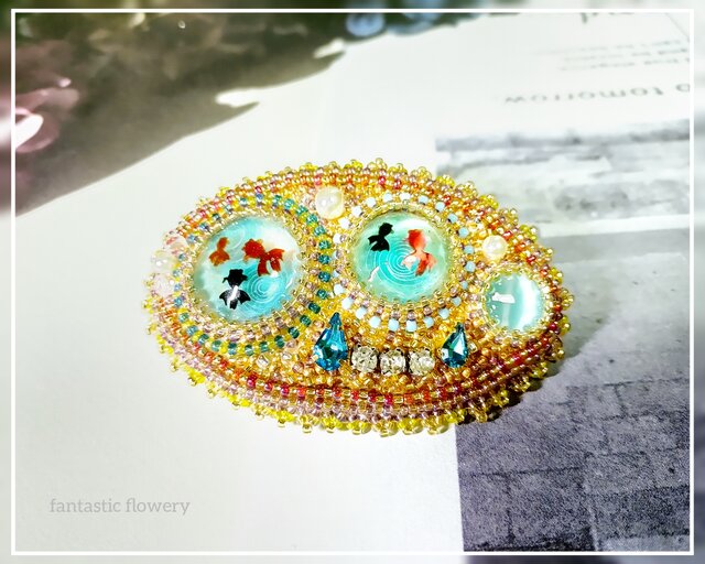 rui様コメント制♡ハンドメイド♡ファークリップ レジン ビーズ刺繍① ビーズ刺繍のバレッタ 金魚 赤黒 出目金 レジン カボション【fa2