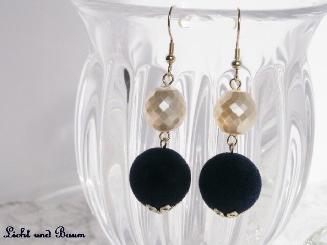 Winter pierced earrings...ネイビーの画像1枚目