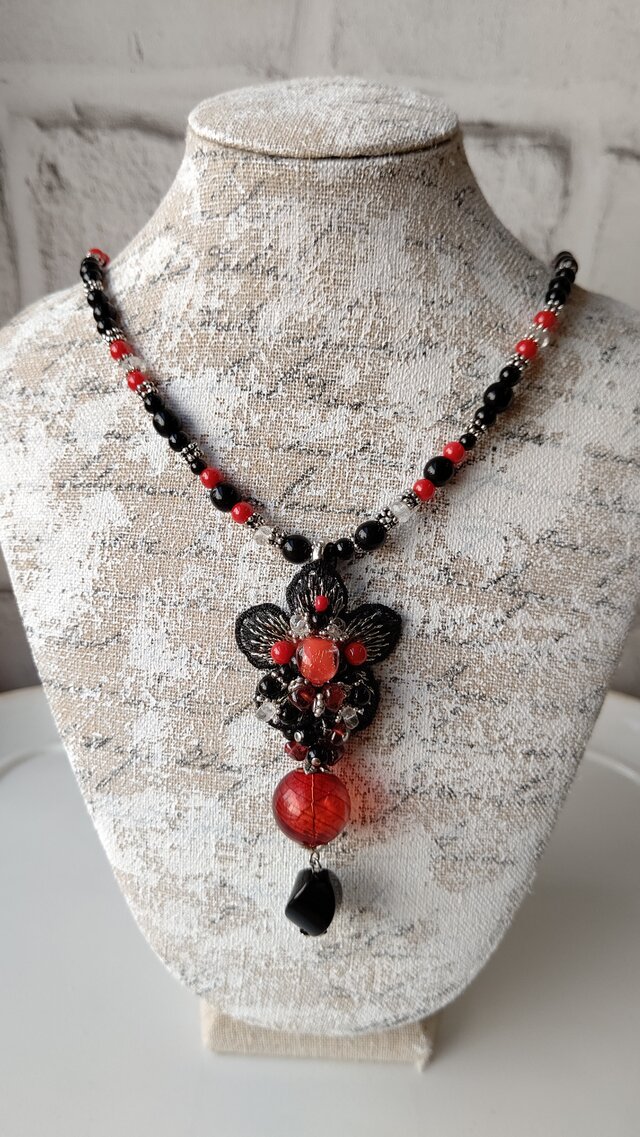 【necklace】赤と黒の花刺繍ネックレス ～ コスチュームジュエリー調 ～