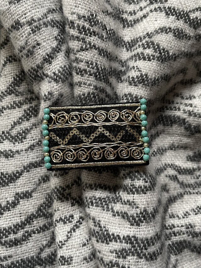 お香のブローチ