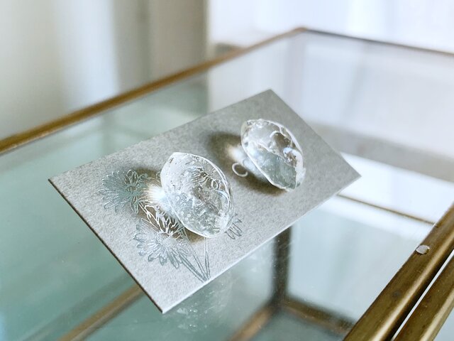 ユニセックス】あわあわ透明・レジン一粒ピアス/イヤリング iichi ハンドメイド・アンティーク・食品・ギフト・手作り 透明レジンイヤリング・ピアス