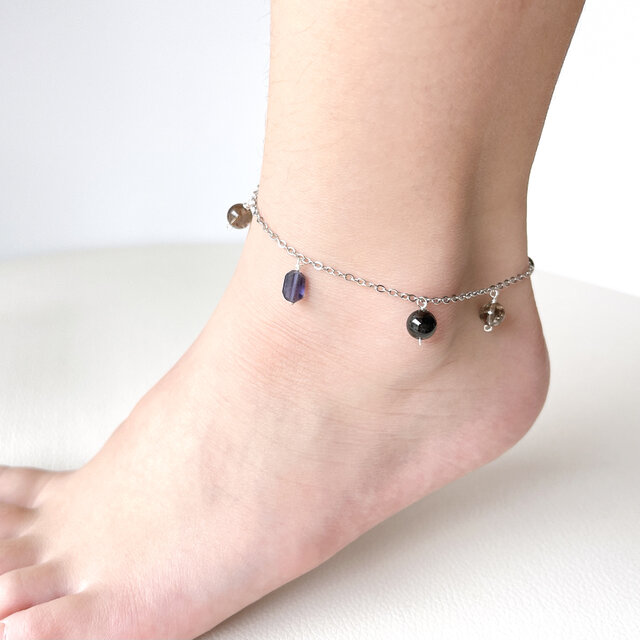 アイオライト✧モリオン✧スモーキーアイリスクォーツの御守りアンクレット✧ Iolite × Morion Anklet | iichi  日々の暮らしを心地よくするハンドメイドやアンティークのマーケットプレイス