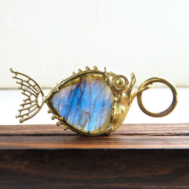 ラブラドライト フィッシュ チャーム / Labradorite Fish charms