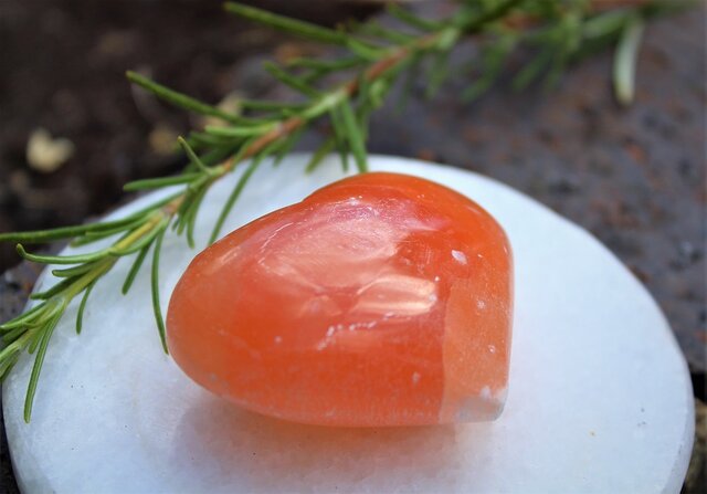 オレンジセレナイト ハート | iichi 日々の暮らしを心地よくする