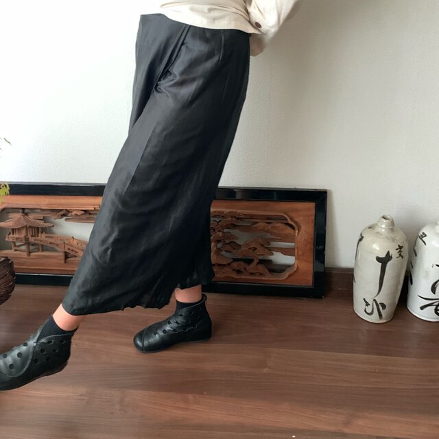 シルクのスカート風パンツ　シルクの軽さと光沢感でシルエットがより美しく　黒