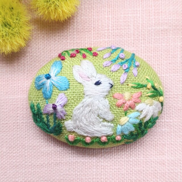 うさぎと草花の刺繍ブローチ(botanical）b-114 | iichi 日々の