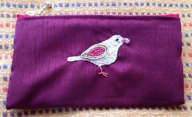 ビーズ刺繍のミニポーチ☆宝石をくわえた小鳥の画像1枚目