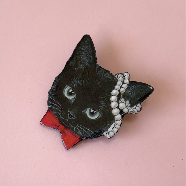 黒猫 ブローチ オリジナル イラスト ねこ 猫 blackcat 赤リボン iichi  日々の暮らしを心地よくするハンドメイドやアンティークのマーケットプレイス
