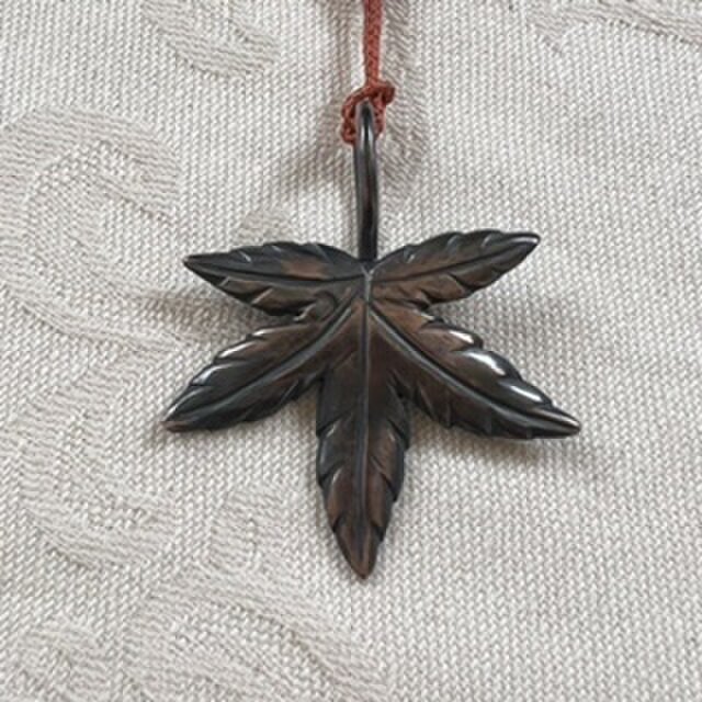 銅製根付「もみじ」