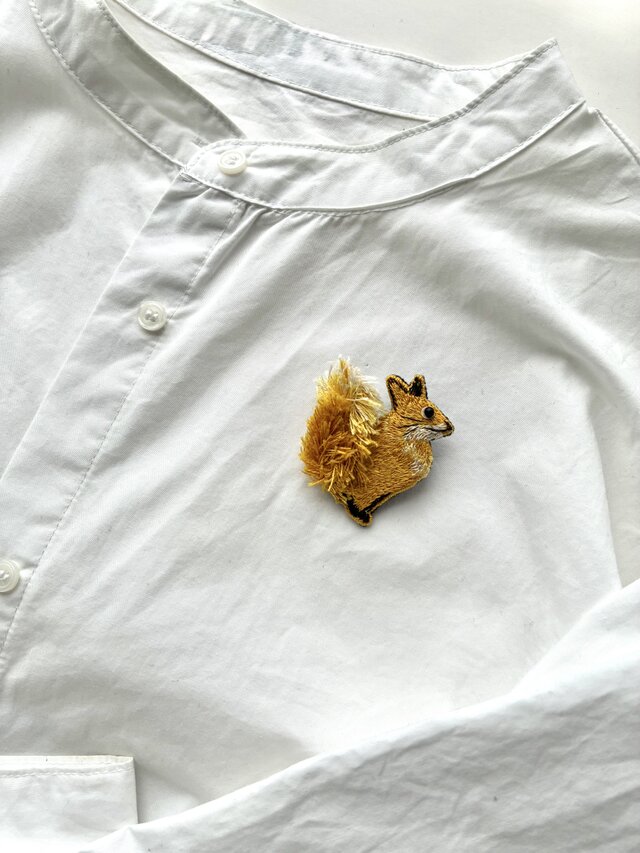 "ふさふさしっぽのきつねさん" 刺繍ブローチ