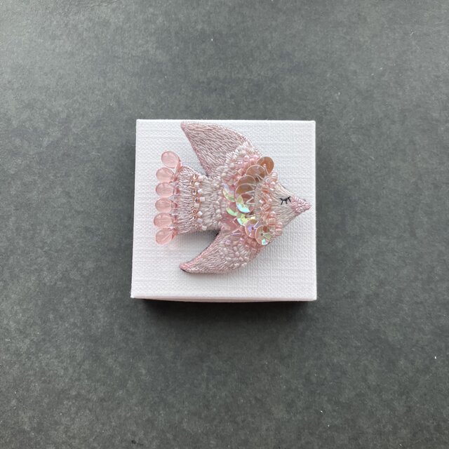 "Pinky beige bird"  鳥刺繍ブローチ