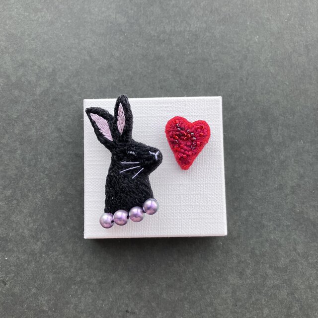 "ラブリーラビット"(黒)&ベリー色のハート(赤)"刺繍ブローチセット(うさぎ単体をご希望の方はご購入前にメッセージをください)