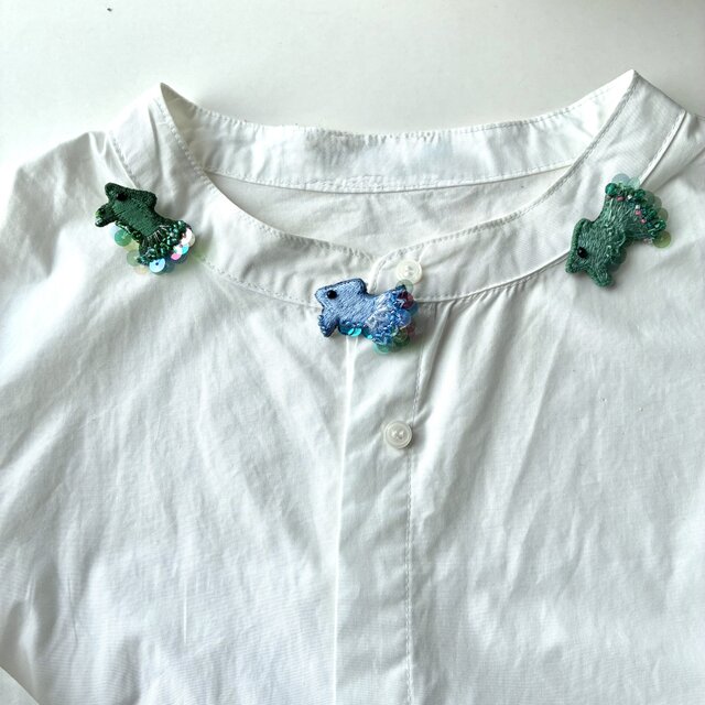 しっぽがおしゃれなお魚ちゃんミニ刺繍ブローチ　　ABC 軽くてミニサイズ　ベタ(お魚イメージ) カラフル