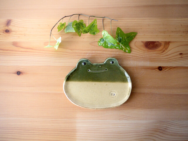 カエルさんの平皿06（やや小ぶり） | iichi 日々の暮らしを心地よく