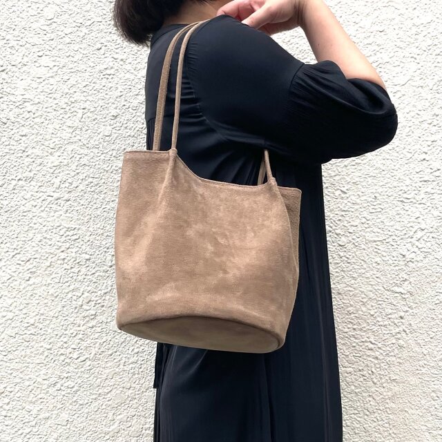 ころんと丸底（まるそこ）スエードバッグ グレージュ | iichi