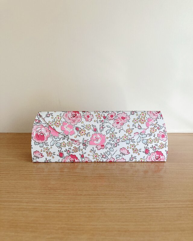 リバティ生地使用　メガネケースハード　スリーピングローズ　ピンク　ハンドメイド 受注制作】メガネケース・リバティフェリシテ（ネオンピンク