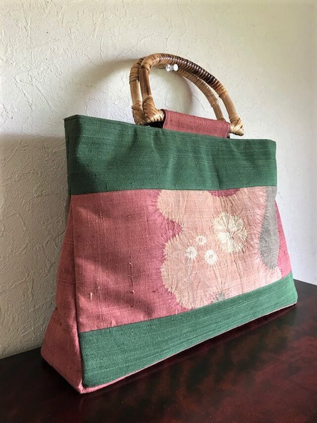 グリーン地と絞り帯地の剥ぎ　三角のマチの手提げ