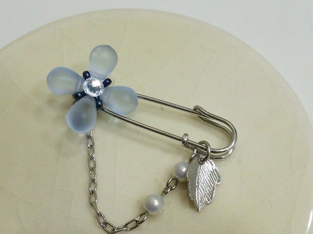 淡いブルーのお花ブローチ *paper moon*ペーパームーンの画像1枚目