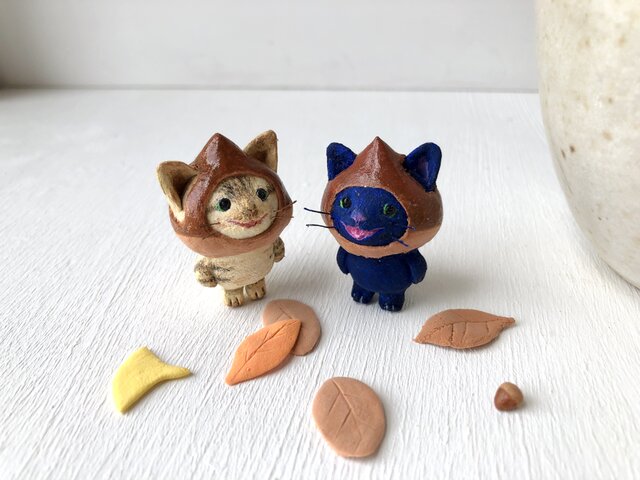 ●ハンドメイド　野の花畑で蝶々たちと戯れるキジトラ猫さんのコロリンバッグ　猫　手刺繍　 ねこのこどもたち キジトラちゃんのたからもの ＊ ハンドメイド 猫ブローチ