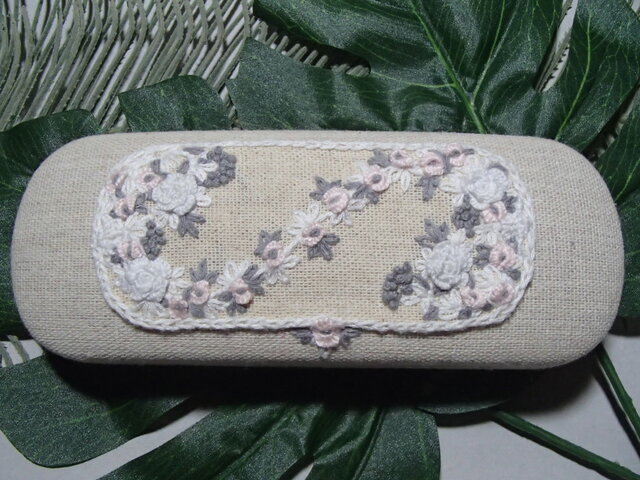 手刺繍の花の眼鏡ケース（S字デザイン） | iichi 日々の暮らしを