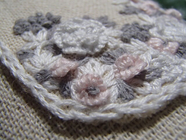 手刺繍の花の眼鏡ケース（S字デザイン） | iichi 日々の暮らしを