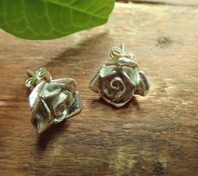 一輪の薔薇ピアス（シルバー） | iichi 日々の暮らしを心地よくする