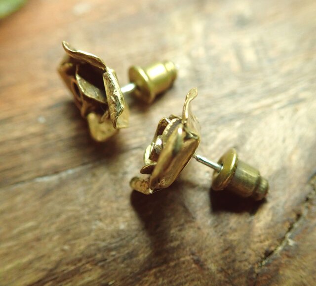 一輪の薔薇ピアス（真鍮） | iichi 日々の暮らしを心地よくする