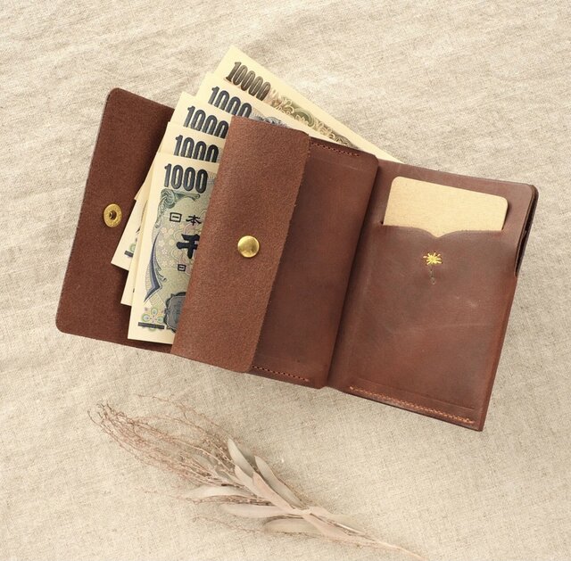 ブラウン刺繍ロゴ三つ折り財布 刺繍のある今いい財布 三つ折り ミニ財布 ブラウン カモの刺繍 | iichi