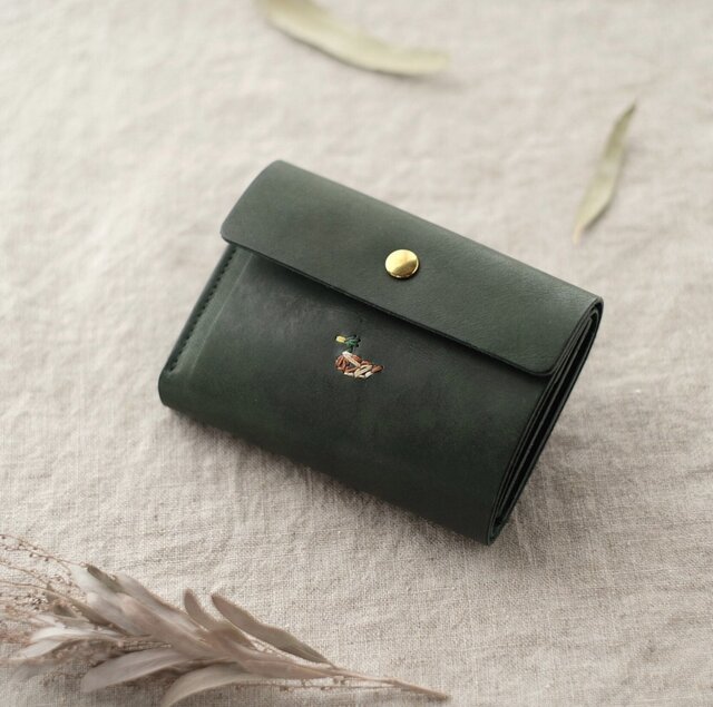 刺繍のある今いい財布 三つ折り ミニ財布 グリーン カモの刺繍 | iichi
