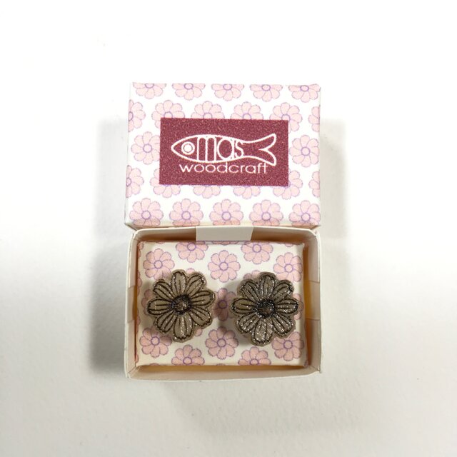 木のピアス 焼き絵のコスモス