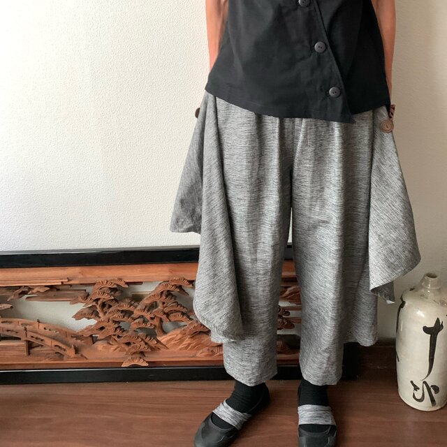 前後布スカート風手織り綿クロップドパンツ　前布の後ろ布の動きが楽しくガウチョ丈ですっきりパンツ　グレイ絣