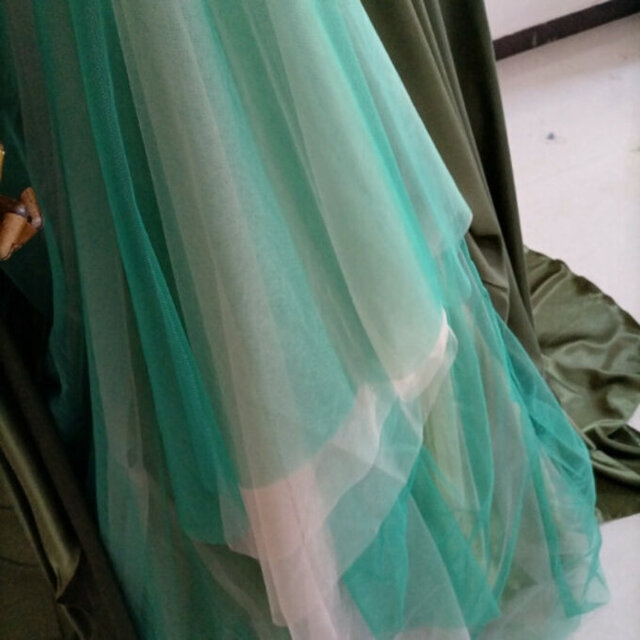 オリーブグリーン（カーキ）カラードレス 深めな緑 光沢サテン ベアトップ 前撮り 結婚式/披露宴