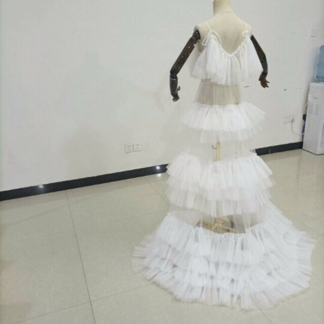 輝きな光彩を放つ ホワイト ウエディングドレス キャミソール 柔らかく重ねたチュールスカート /結婚式/披露宴