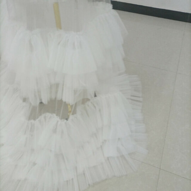 輝きな光彩を放つ ホワイト ウエディングドレス キャミソール 柔らかく重ねたチュールスカート /結婚式/披露宴