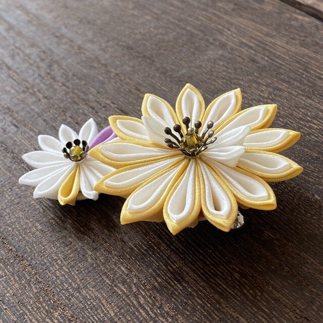 黄色と白い花のブローチ【つまみ細工/正絹】Yellow and white flower brooch