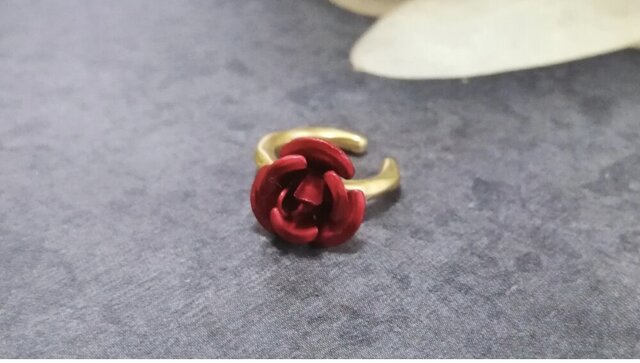 深紅の薔薇のイヤーカフ | iichi 日々の暮らしを心地よくする