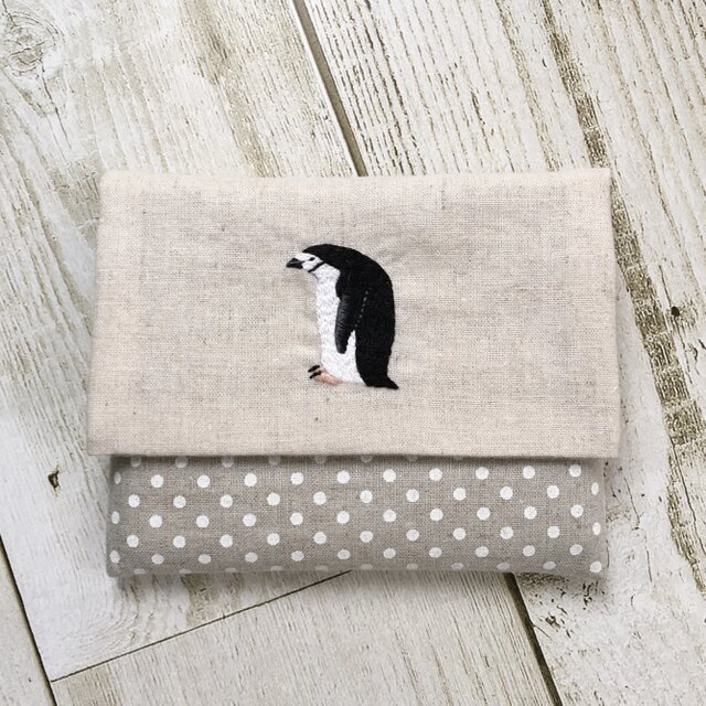 ヒゲペンギンの刺繍ポケットティッシュケースの画像1枚目