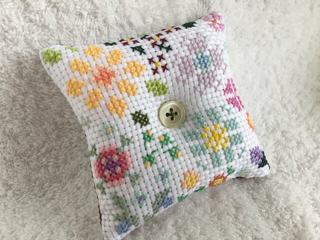 オピちゃんのピンクッション　ビンテージレース 毛糸のお花ピンクッション（6色展開） | iichi 日々の暮らしを