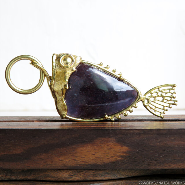 ブラッドショット アイオライト フィッシュ チャーム / Iolite Fish charms