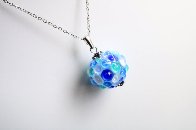 専用☆枝豆とビール♪ ペンダント　　とんぼ玉ガラス 朝露のとんぼ玉 ガラスペンダント（ブルー） | iichi 日々の
