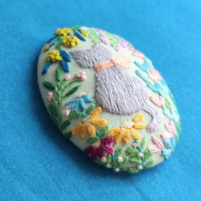 ねこと草花の刺繍ブローチb118 | iichi 日々の暮らしを心地よくする